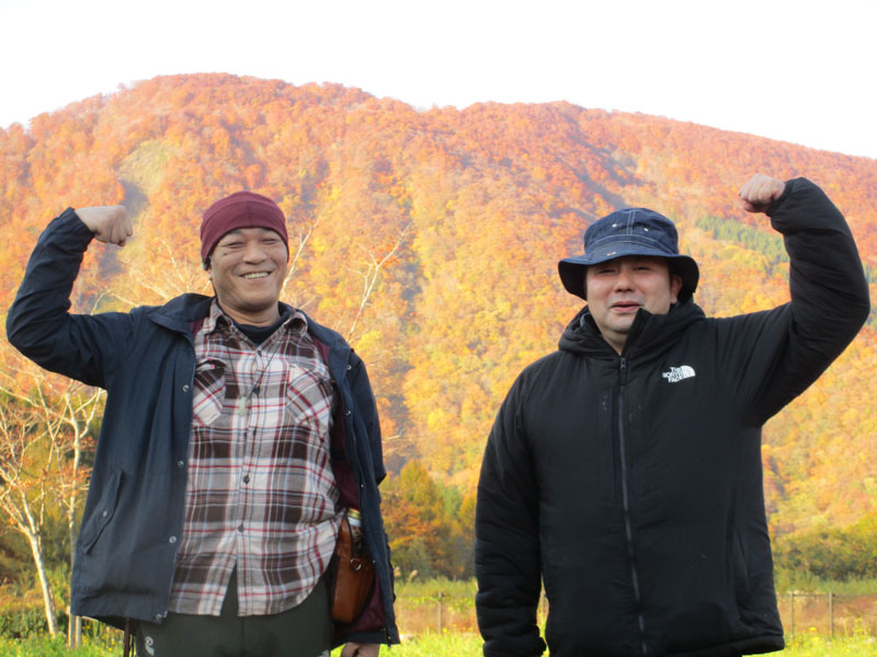 11月　季節行事　紅葉前でパチリ